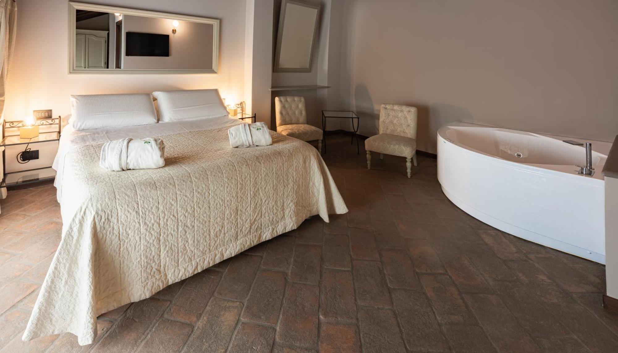 Relais Bella Rosina Pool & Spa La Cassa Dış mekan fotoğraf